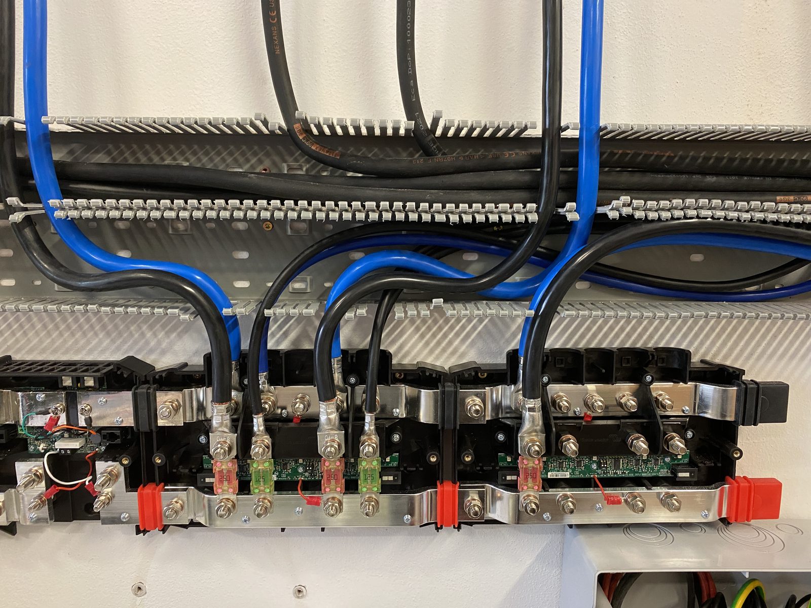 DC jištění a přepěťové ochrany pro 4 stringy