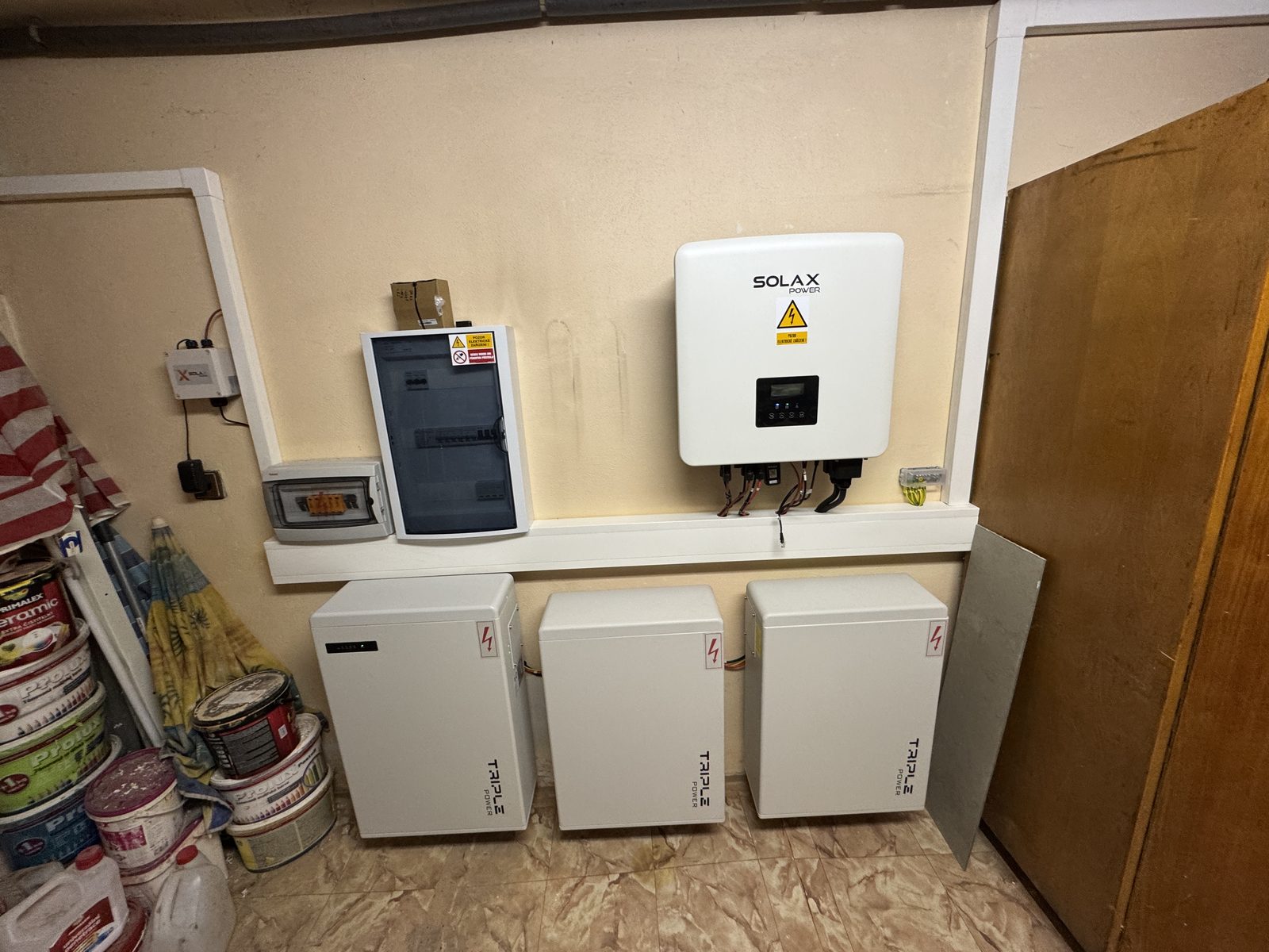 Hotová instalace: SOLAX hybridní střídač a 3 baterie Triple Power