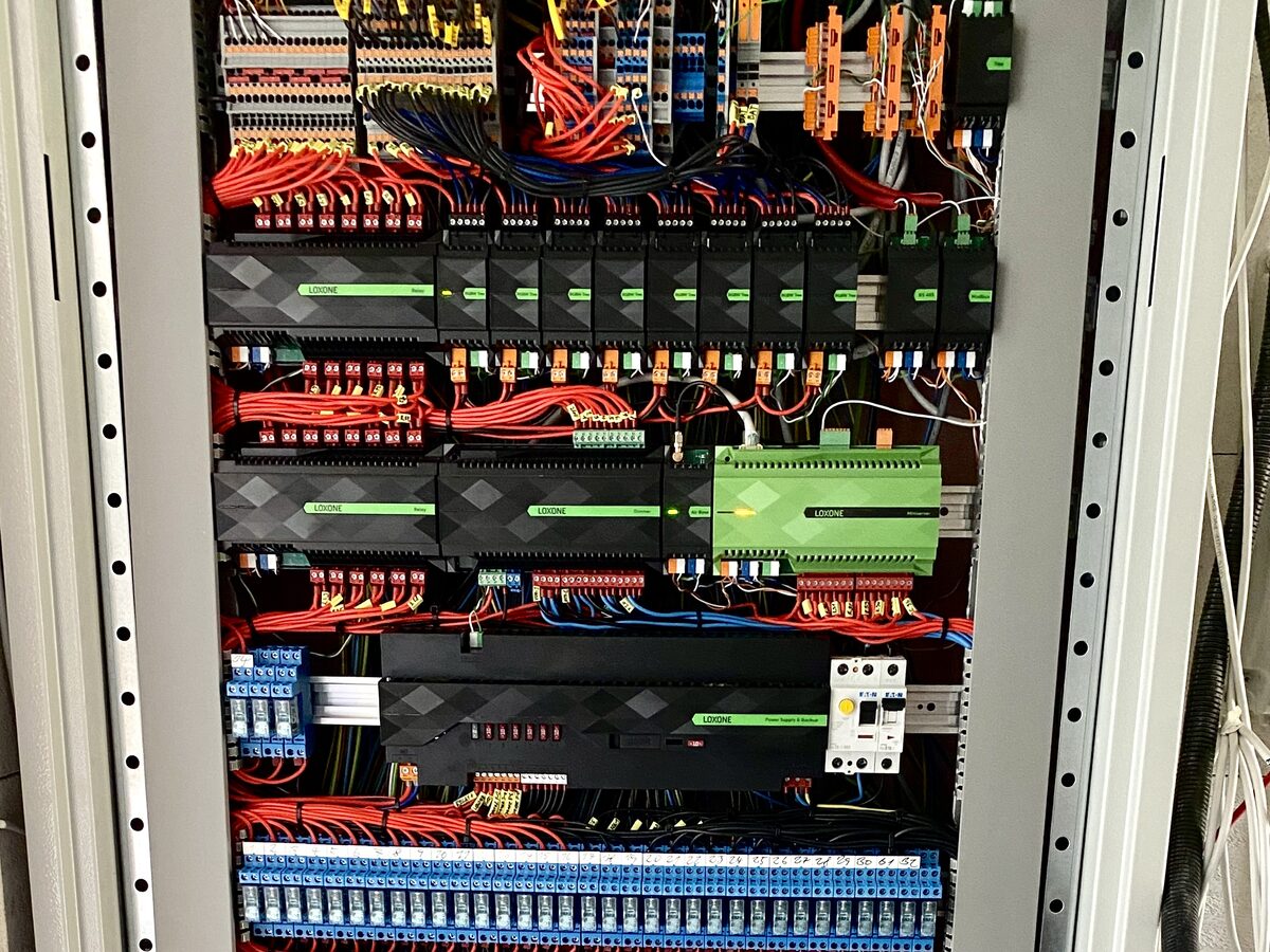 Rozvaděč chytré domácnosti Loxone — Miniserver, Relay a Dimmer Extension, RGBW Tree moduly a označená kabeláž v rodinném domě